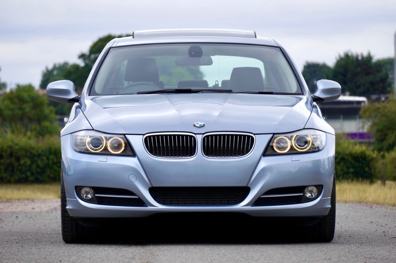 Sedan car front view - Retail vs market vs trade vs agreed value car insurance