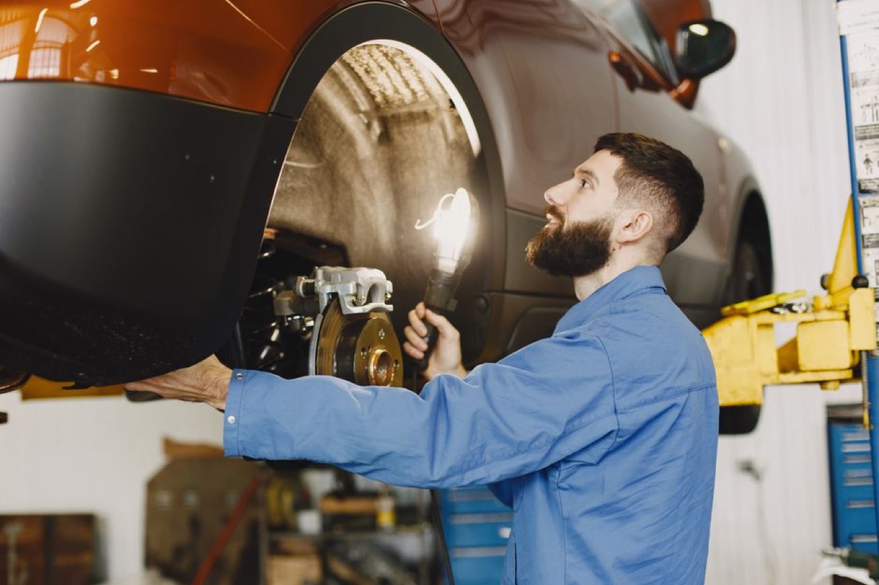 Assessor inspecting car - How to claim on your car insurance