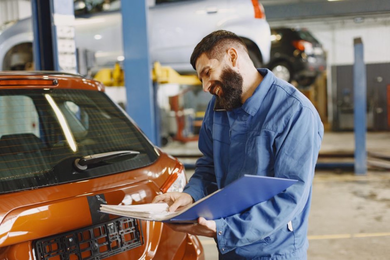 Assessor inspecting car - What to do immediately after a car accident in South Africa